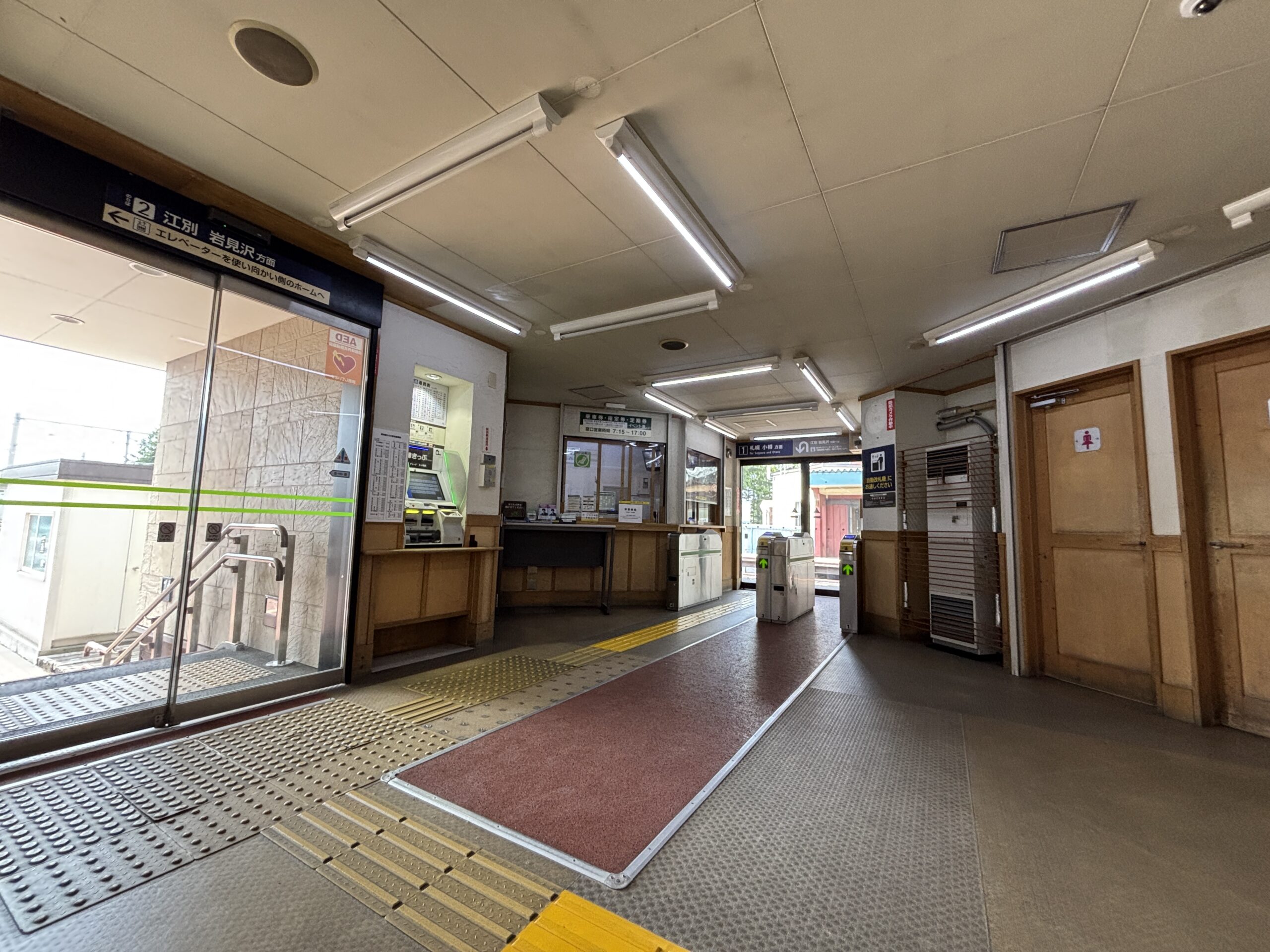 高砂駅・待合室内